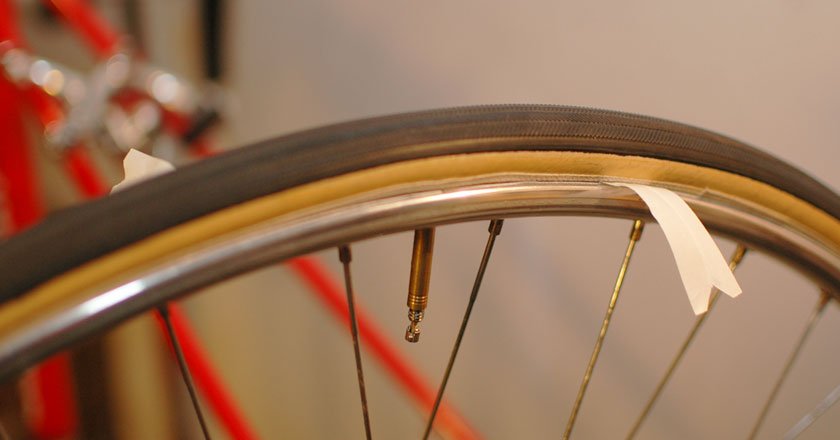 Schutzfolie beim Felgenklebeband abziehen