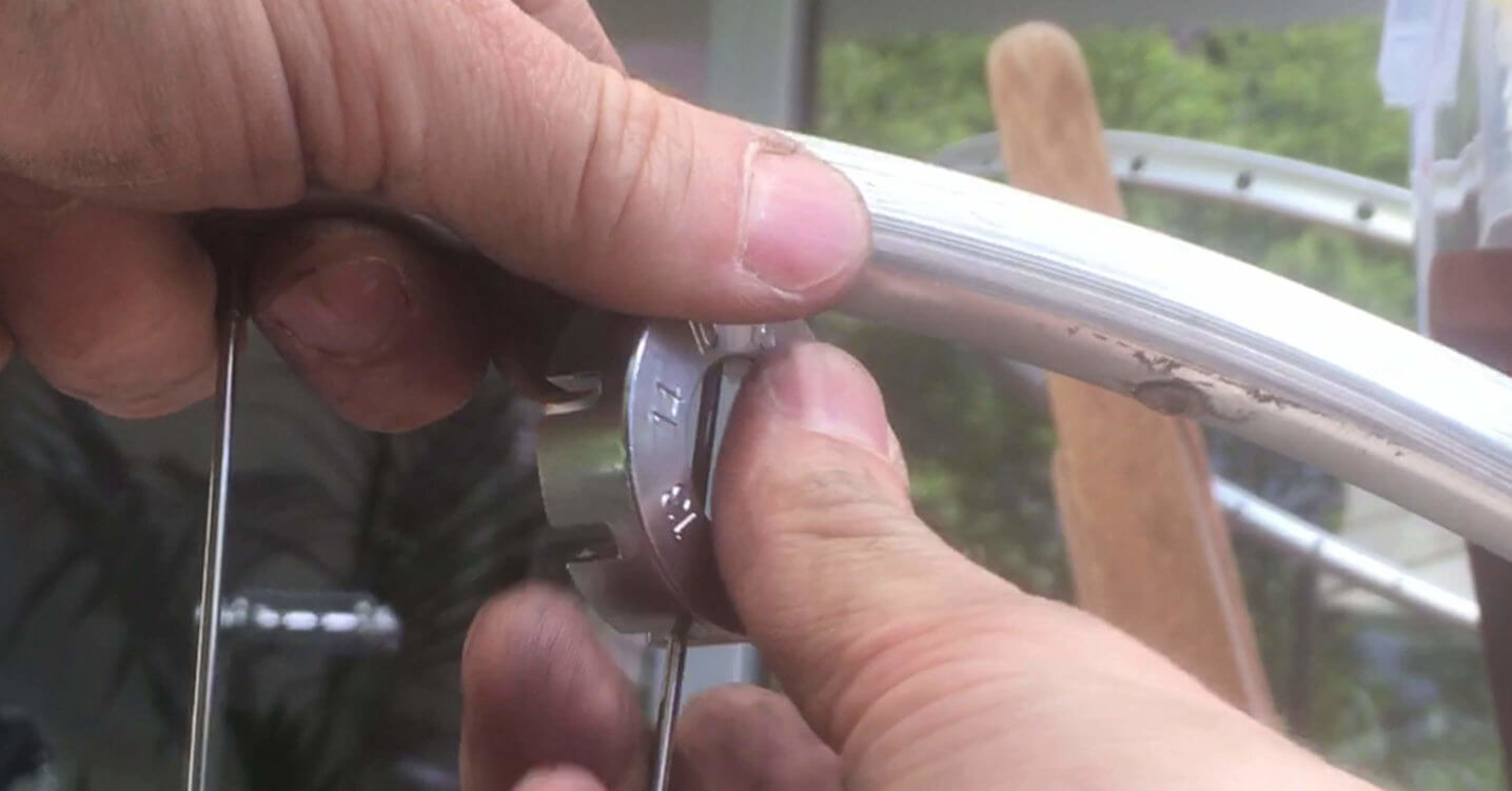 Speiche mit dem Nippelspanner spannen